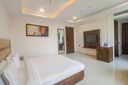 Fabhotel Mid Town Grand
