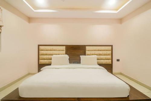 Fabhotel Mid Town Grand