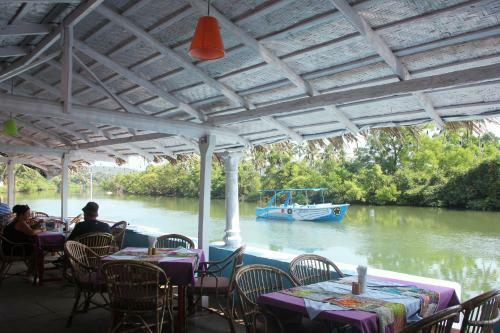 Amazing Baga River View 2bhk Apartment By Stay Over Home