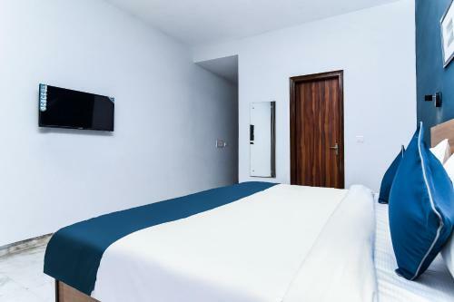 Hotel Vaccinated Staff - Silverkey Executive Stays 38651 Sector56