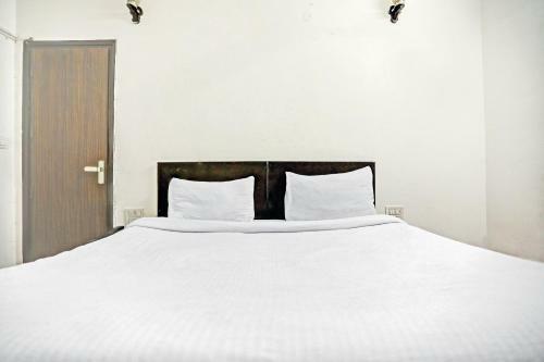 Capital O 84287 Hotel Monarch Paradise