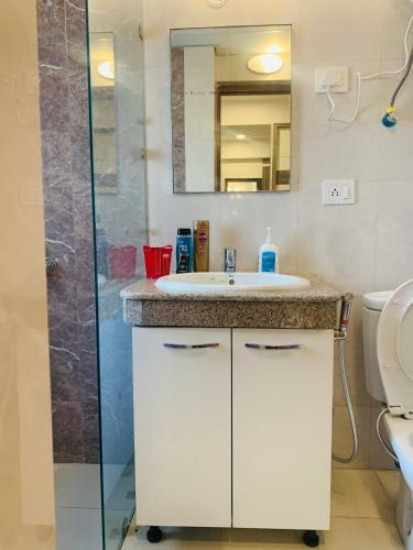 Apartamento The Dunnock Square Near India Expo Mart