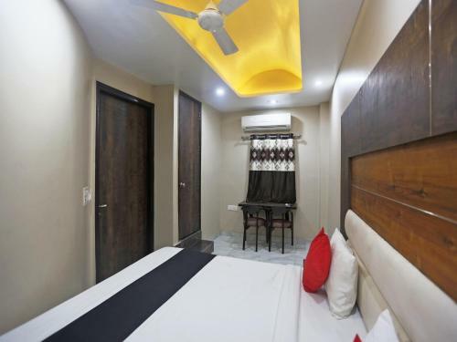 Collection O 81871 Hotel Ashray