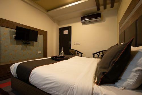 Collection O 81936 Hotel Dreamz Inn