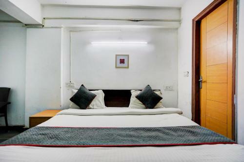 Collection O 82470 Hotel Rent Abode Aone Inn