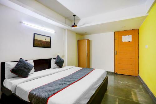 Collection O 82470 Hotel Rent Abode Aone Inn