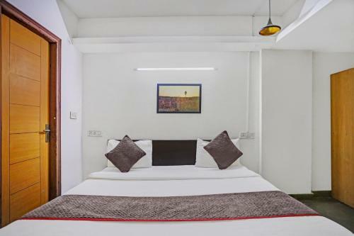 Collection O 82470 Hotel Rent Abode Aone Inn