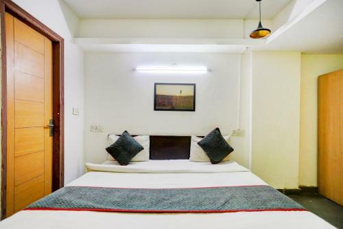 Collection O 82470 Hotel Rent Abode Aone Inn
