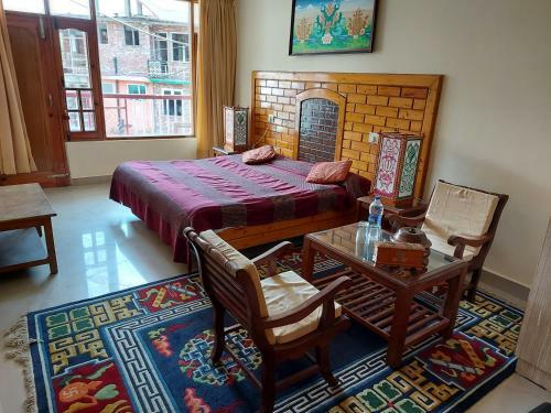 Hostal Auspicious Him Dharshan