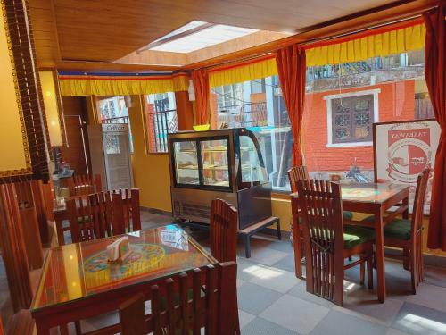 Hostal Auspicious Him Dharshan