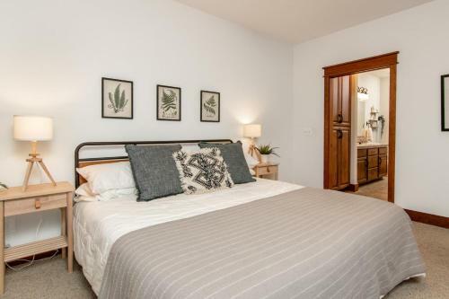 Apartamento Modern Riverstone Condo With Grand Deck - Steps To Shops, Restaurants & Trail
