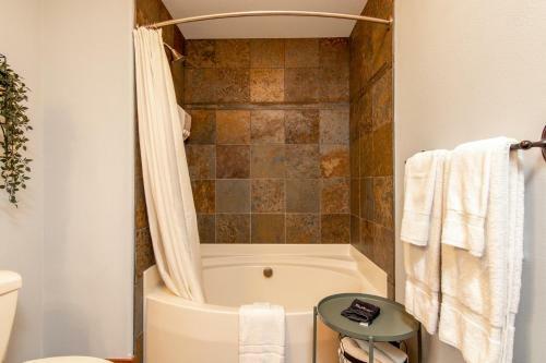 Apartamento Modern Riverstone Condo With Grand Deck - Steps To Shops, Restaurants & Trail