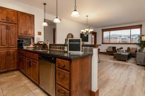 Apartamento Modern Riverstone Condo With Grand Deck - Steps To Shops, Restaurants & Trail