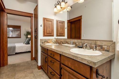 Apartamento Modern Riverstone Condo With Grand Deck - Steps To Shops, Restaurants & Trail