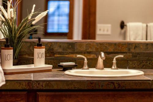 Apartamento Modern Riverstone Condo With Grand Deck - Steps To Shops, Restaurants & Trail