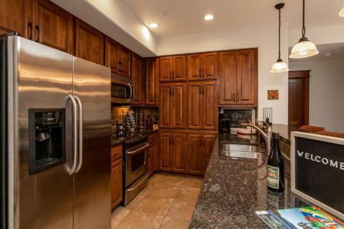 Apartamento Modern Riverstone Condo With Grand Deck - Steps To Shops, Restaurants & Trail