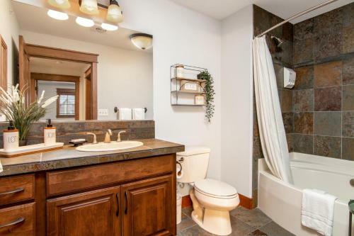 Apartamento Modern Riverstone Condo With Grand Deck - Steps To Shops, Restaurants & Trail