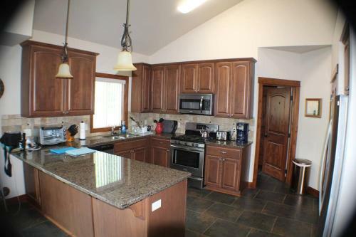 Hayden Lake Views - Sleeps 6