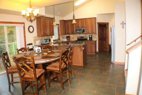 Hayden Lake Views - Sleeps 6