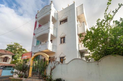 Hotel Oyo Flagship 22670 Castle Apartment