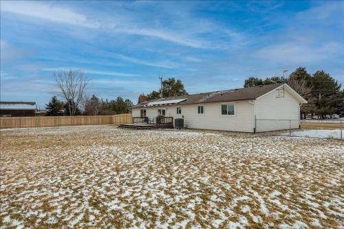 Peaceful, Spacious, Mountain View Home