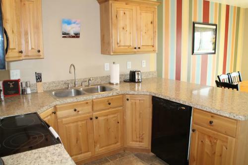 3 Queen Beds, 1 Twin Bed, 2 Rooms, 1 And A Half Bath, Self Check-in, Flexcation Equipped