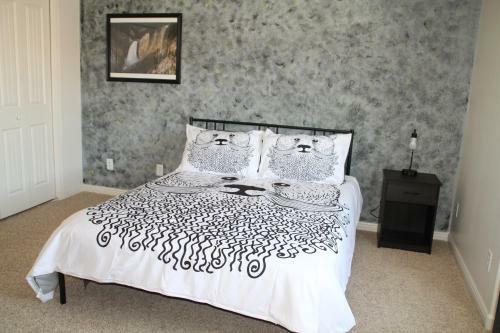 3 Queen Beds, 1 Twin Bed, 2 Rooms, 1 And A Half Bath, Self Check-in, Flexcation Equipped