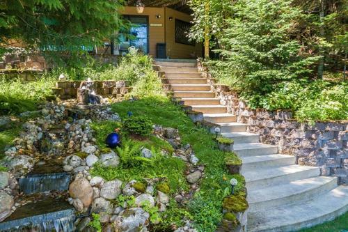 Wooded Heights River Retreat