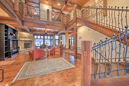 Expansive Sandpoint Lake House With Hot Tub!