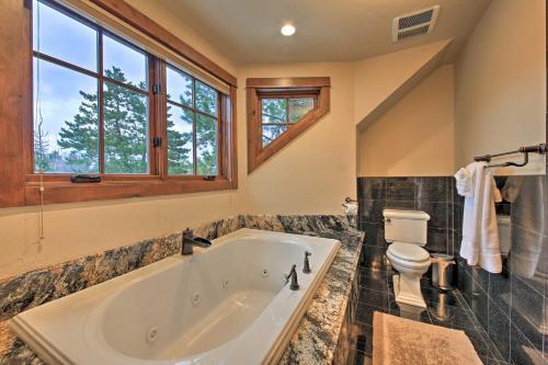Expansive Sandpoint Lake House With Hot Tub!
