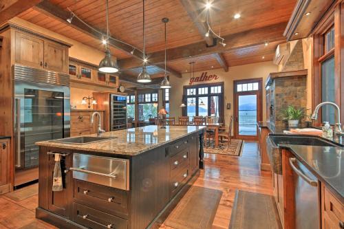 Expansive Sandpoint Lake House With Hot Tub!