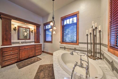 Expansive Sandpoint Lake House With Hot Tub!