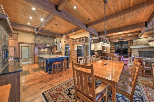Expansive Sandpoint Lake House With Hot Tub!