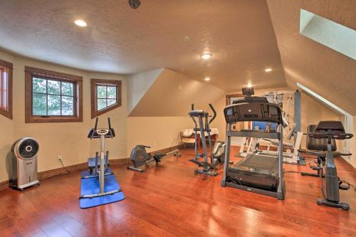 Expansive Sandpoint Lake House With Hot Tub!