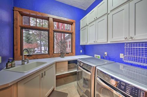 Expansive Sandpoint Lake House With Hot Tub!