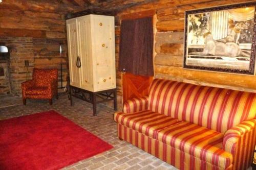 St Louis Metro East Log Cottage