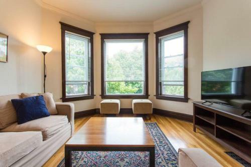 Apartamento Wrigley Oasis! Steps From The Field! - 3bd 1ba