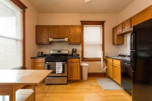 Apartamento Wrigley Oasis! Steps From The Field! - 3bd 1ba
