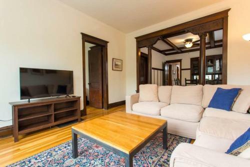 Apartamento Wrigley Oasis! Steps From The Field! - 3bd 1ba