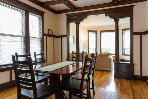 Apartamento Wrigley Oasis! Steps From The Field! - 3bd 1ba
