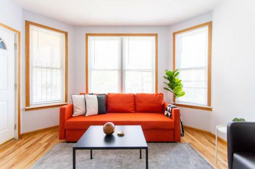 Hip And Trendy 2br Apartment In Logan Square!