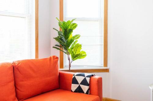 Hip And Trendy 2br Apartment In Logan Square!