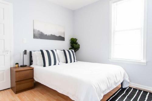 Hip And Trendy 2br Apartment In Logan Square!