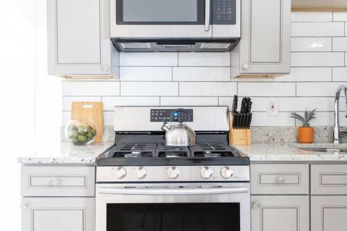 Hip And Trendy 2br Apartment In Logan Square!