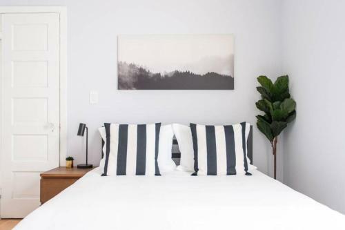 Hip And Trendy 2br Apartment In Logan Square!