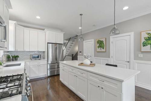 Luxe 6br House Trendy Logan Square Garage Access