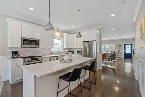 Luxe 6br House Trendy Logan Square Garage Access