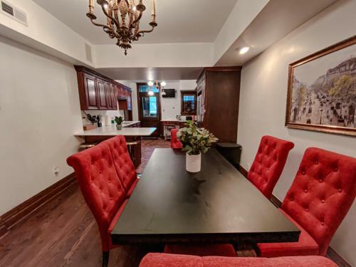 Luxurious Classic Gold Coast Villa For 12 Guests