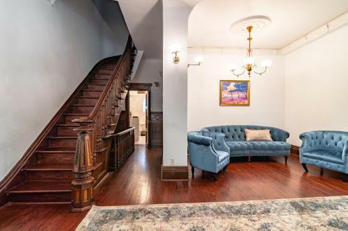 Luxurious Classic Gold Coast Villa For 12 Guests