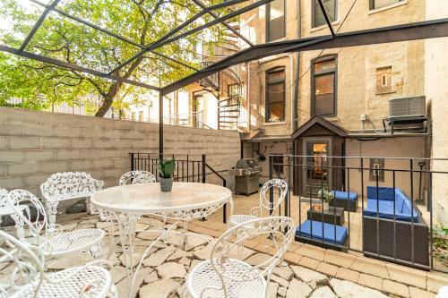 Luxurious Classic Gold Coast Villa For 12 Guests